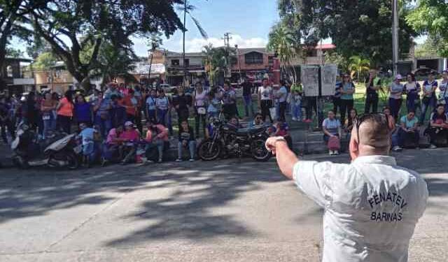“Con este salario no alcanza para las hallacas”: Docentes de Barinitas reclaman aumento