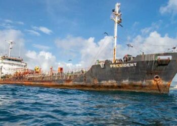 Advierten que tanquero cargado de fueloil fondeado en Pampatar es una amenaza ambiental para la bahía