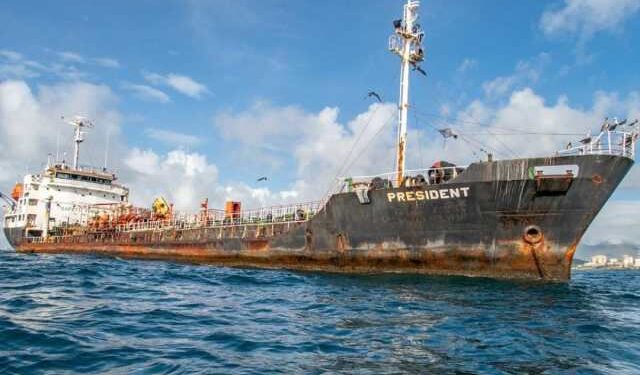 Advierten que tanquero cargado de fueloil fondeado en Pampatar es una amenaza ambiental para la bahía