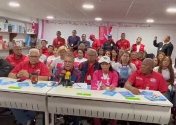 Trabajadores petroleros presentan plan para aumentar la producción a un millón de barriles