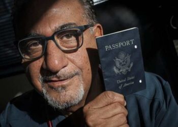 El insólito caso de un médico que descubrió que ya no es ciudadano de EEUU al intentar renovar el pasaporte