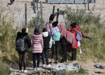 Migrantes quedan varados en el río Bravo con temperaturas heladas