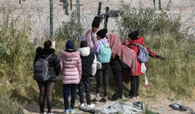 Migrantes quedan varados en el río Bravo con temperaturas heladas