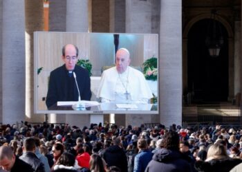 El papa dice que tiene inflamación pulmonar, pero viajará a cumbre climática en Dubái