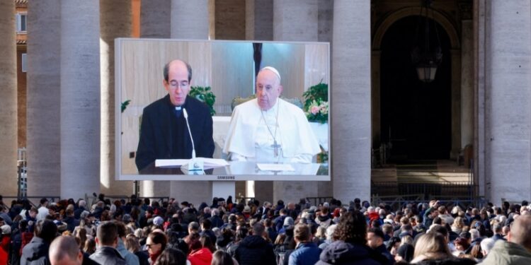 El papa dice que tiene inflamación pulmonar, pero viajará a cumbre climática en Dubái