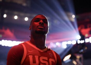 Hijo de LeBron James recibió el visto bueno para jugar tras el paro cardíaco