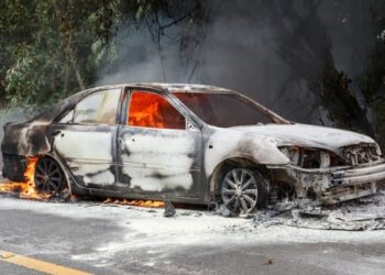 Mostró que se le incendió el carro y su vaso térmico quedó intacto: la increíble recompensa de la marca (VIDEO)