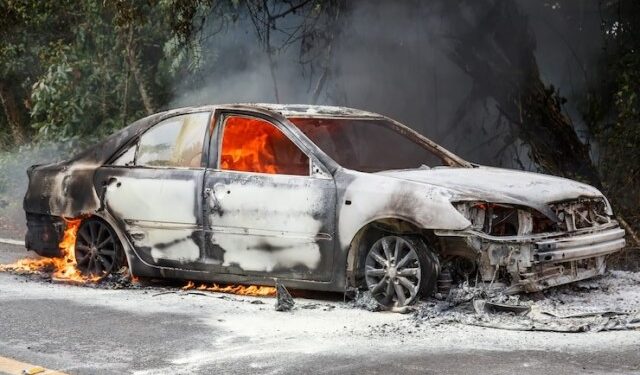 Mostró que se le incendió el carro y su vaso térmico quedó intacto: la increíble recompensa de la marca (VIDEO)