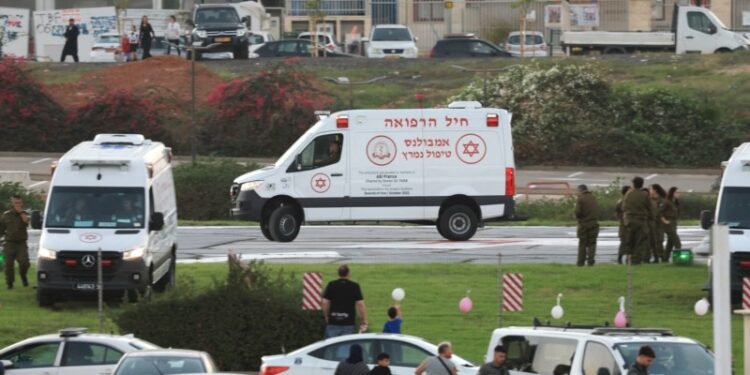 Rehenes israelíes en manos de la Cruz Roja van camino a Egipto, 12 tailandeses también liberados