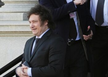 Milei de Argentina busca política exterior y reinicio del FMI en viaje a Washington