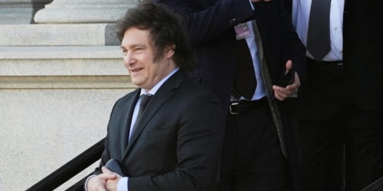 Milei de Argentina busca política exterior y reinicio del FMI en viaje a Washington