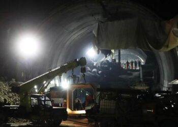 Rescatan con éxito a los 41 trabajadores atrapados por 17 días en un túnel en la India