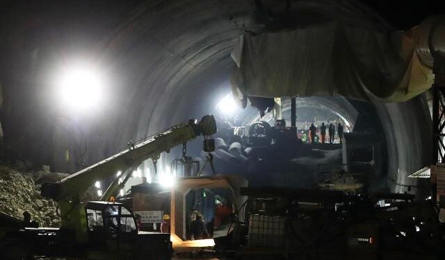 Rescatan con éxito a los 41 trabajadores atrapados por 17 días en un túnel en la India