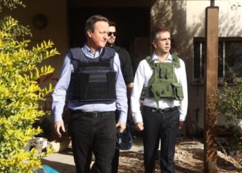 David Cameron visita Israel y recorre una de las comunidades masacradas por Hamás