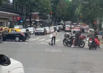 A un hombre se le cayeron cientos de billetes en plena calle y no creerás lo que hizo la gente (VIDEO)