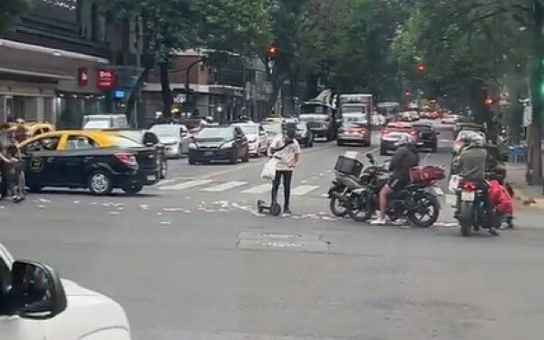 A un hombre se le cayeron cientos de billetes en plena calle y no creerás lo que hizo la gente (VIDEO)