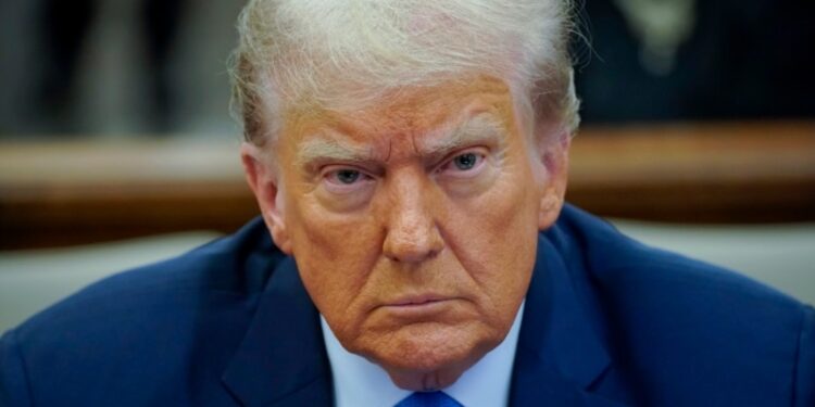 Suspenden orden mordaza que prohibía a Trump hacer comentarios sobre personal de tribunal en juicio