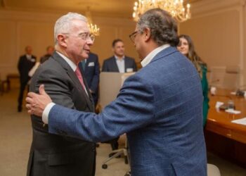 Inició reunión entre Petro y Uribe para discutir reforma a la salud en Colombia