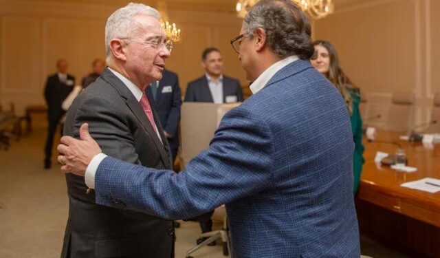 Inició reunión entre Petro y Uribe para discutir reforma a la salud en Colombia