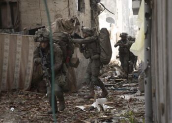 El Ejército israelí continúa atacando en el norte de Gaza y halla más túneles en Yabalia