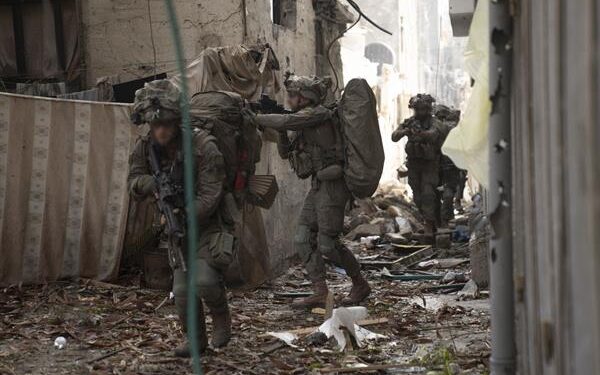 El Ejército israelí continúa atacando en el norte de Gaza y halla más túneles en Yabalia