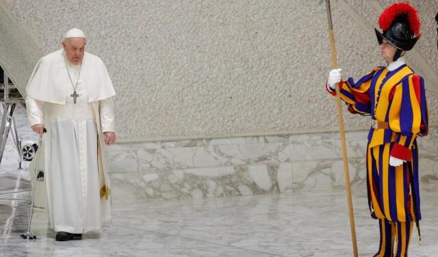 El papa Francisco dice que sufre “una bronquitis muy aguda, infecciosa”, pero que ya no tiene fiebre