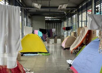 Trasladan a frontera con Guatemala a 320 migrantes, en su mayoría venezolanos, que estaban varados en Honduras