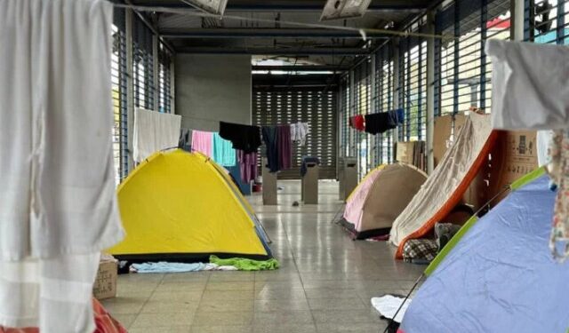 Trasladan a frontera con Guatemala a 320 migrantes, en su mayoría venezolanos, que estaban varados en Honduras