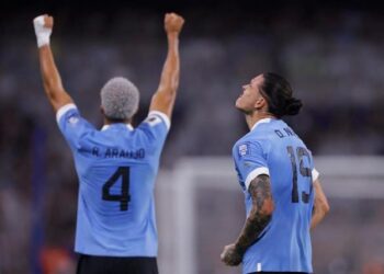 Uruguay asestó un “Bombonerazo” y acabó con el invicto del campeón mundial