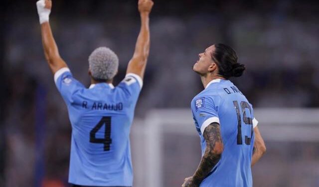 Uruguay asestó un “Bombonerazo” y acabó con el invicto del campeón mundial