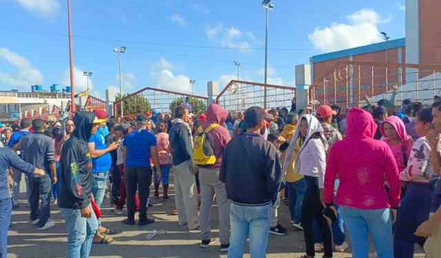 Usuarios tienen tres días en cola intentando sacar la cédula en Falcón… y puede que no lo logren