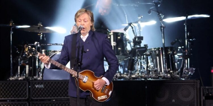 Paul McCartney ofrece sorpresivo concierto para 300 fanáticos en Brasil