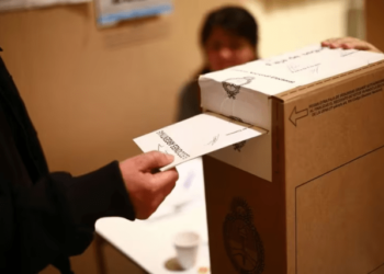 Abren los centros de votación para la segunda vuelta de las presidenciales en Argentina