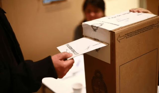 Abren los centros de votación para la segunda vuelta de las presidenciales en Argentina