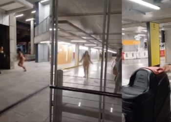VIDEO: Mujer desnuda se lanzó a la fuerza contra pasajeros que transitaban en un aeropuerto