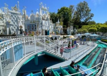 Atracción no apta para niños: Se quitó toda la ropa en un paseo por Disneyland (VIDEO)