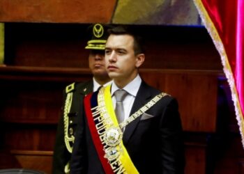 Noboa asume presidencia de Ecuador