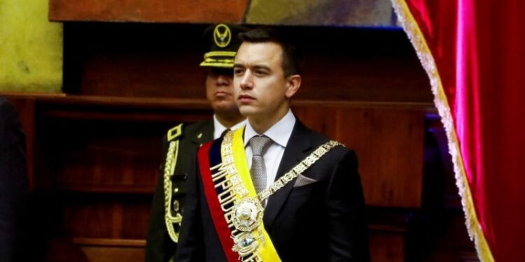 Noboa asume presidencia de Ecuador