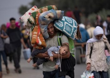 La falta de combustible impide que la ayuda humanitaria llegue a la sitiada Franja de Gaza