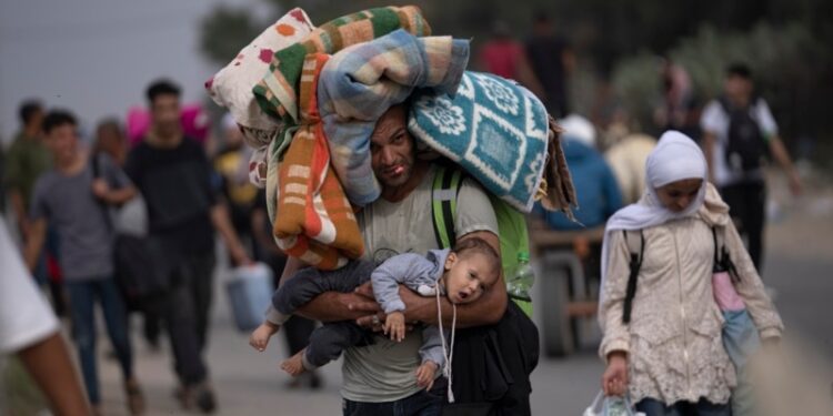 La falta de combustible impide que la ayuda humanitaria llegue a la sitiada Franja de Gaza