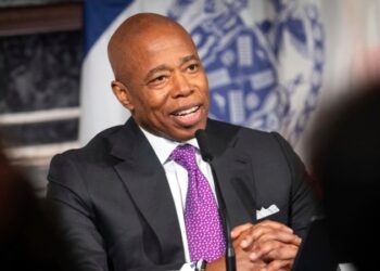 Un grupo de ciudades en EEUU no dan abasto ante la gran cantidad de migrantes que reciben