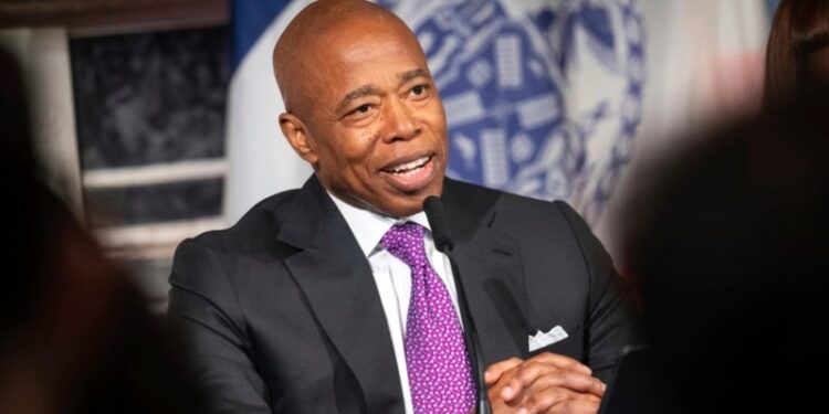 Un grupo de ciudades en EEUU no dan abasto ante la gran cantidad de migrantes que reciben