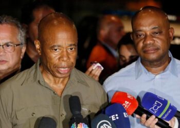 Nueva York estudia un considerable recorte del gasto para inmigrantes