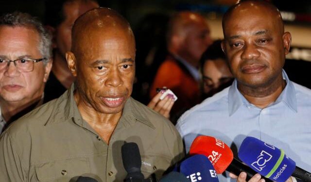 Nueva York estudia un considerable recorte del gasto para inmigrantes