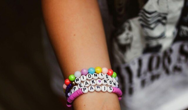 VIRAL: Descubrió que su novio le era infiel gracias a una pulsera de Taylor Swift (VIDEO)