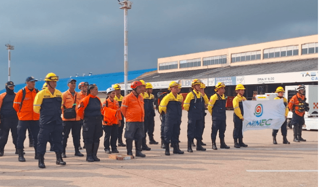 Al menos 40 bomberos venezolanos fueron enviados a Bolivia para combatir los incendios