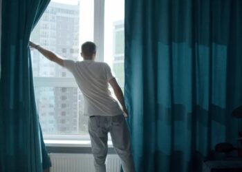 Escuchó gritos en la calle y lo que vio desde su balcón se volvió VIRAL