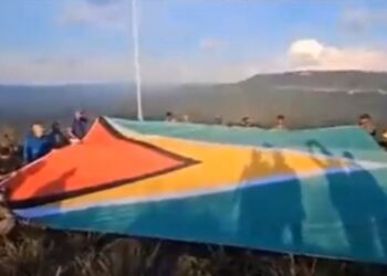 Presidente de Guyana izó su bandera en una montaña en la Serranía de Pacaraima en el territorio Esequibo (Video)