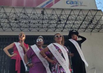 “Miss Lamentos” llegó a Cantv en San Cristóbal como protesta por pésimo servicio