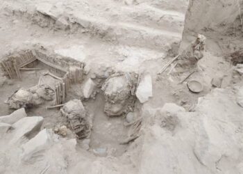 Encuentran cinco momias milenarias en el centro de Lima